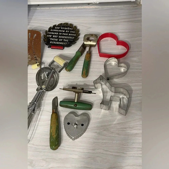 28pc Lrg Lot Vintage/Antique 10lb Kitchen Beaters,Tins,Utensils,Crock Farmhouse - Picture 4 of 17